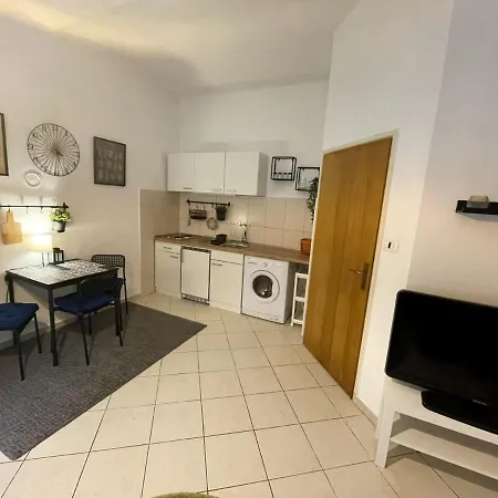 Studio Apartman Lara Apartman *